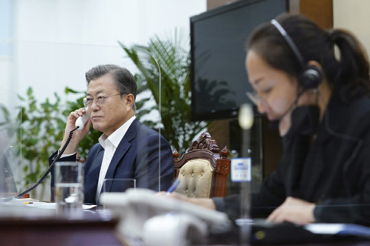 문재인 대통령이 6일 샤브카트 미르지요예프 우즈베키스탄 대통령과 전화 통화를 하는 모습. 청와대 제공.